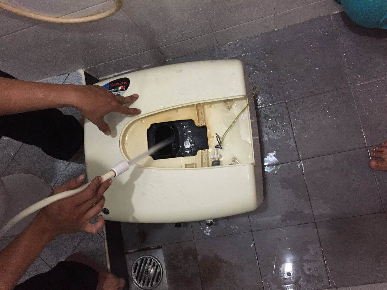 Máy nước nóng lạnh được sửa chữa theo 6 bước cơ bản