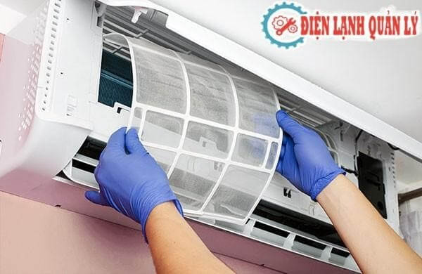 Vệ sinh máy lạnh được thực hiện theo quy trình.