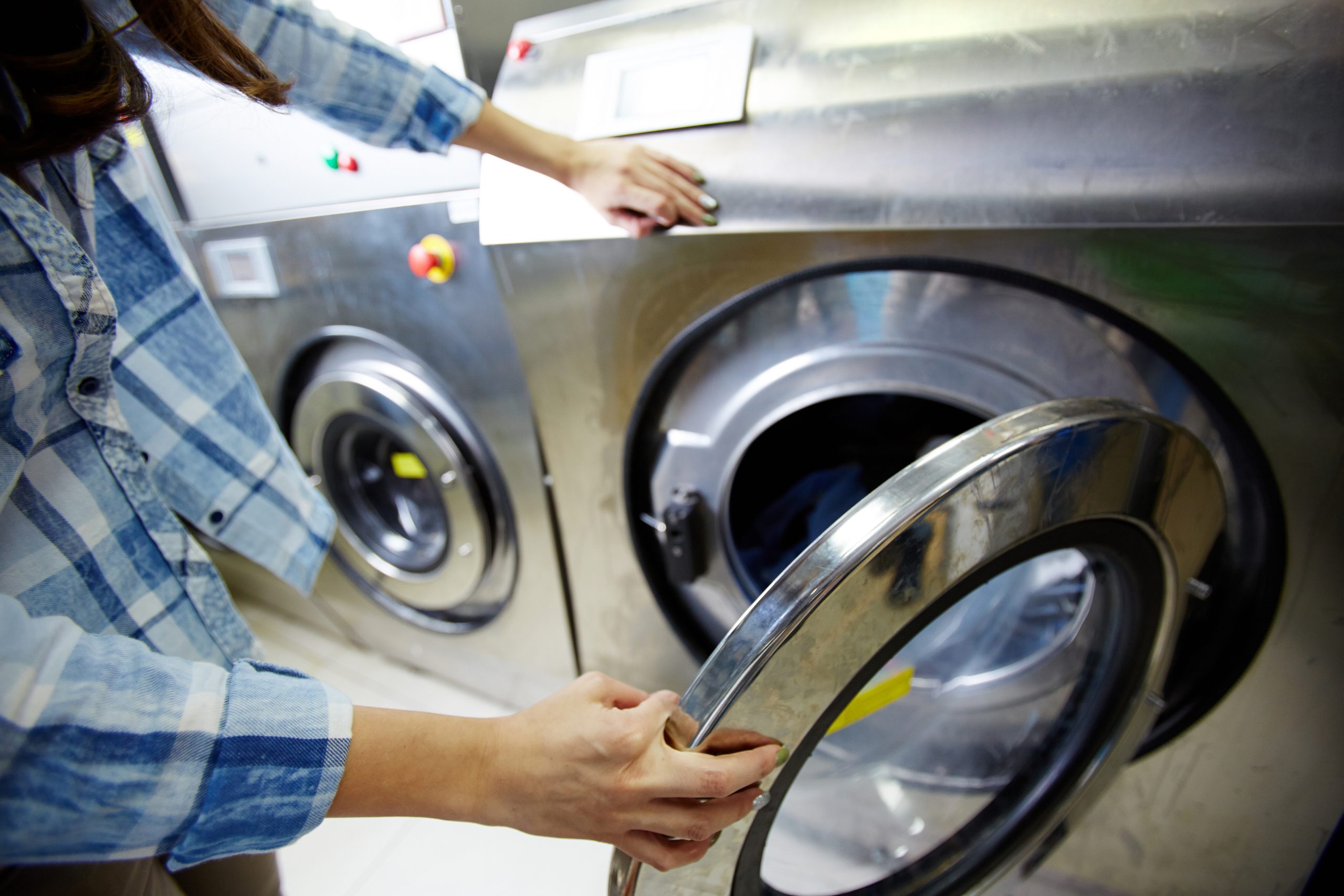 Một số động cơ, mạch điện bên trong máy giặt bị hư hỏng hoặc rỉ sét do lâu ngày không được vệ sinh