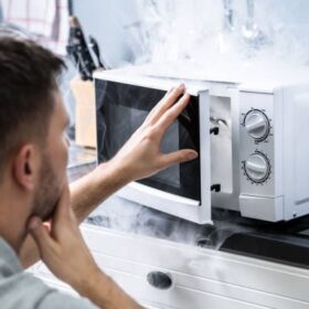 Sửa lò vi sóng bị cháy khét bên trong của Điện Lạnh Quản Lý