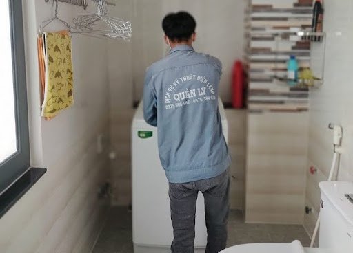 Thợ kỹ thuật Điện Lạnh Quản Lý đang trực tiếp sửa chữa máy giặt tại nhà khách hàng phường Thạnh Mỹ Tây.