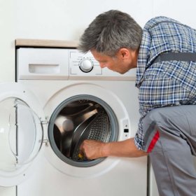 Thợ Điện Lạnh Quản Lý đang sửa máy giặt tận nhà tại phường Bình Lợi Trung chuyên nghiệp.