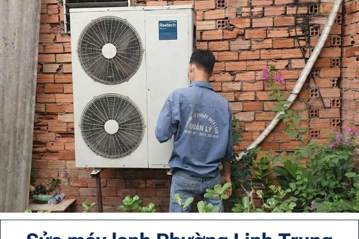 Sửa máy lạnh Phường Linh Trung - Kỹ thuật viên Điện Lạnh Quản Lý đang kiểm tra máy lạnh