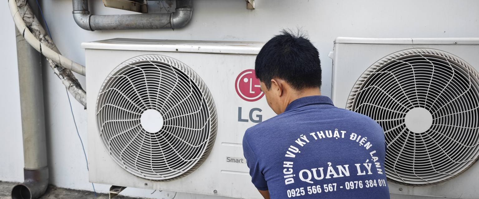 Kỹ sư Ngô Văn Lý trực tiếp kiểm tra, nạp gas dàn nóng máy lạnh tại công trình